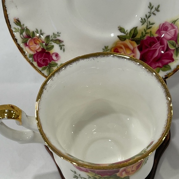 Vintage Royal Albert Bone China Old Country Roses Tea Cup And Saucer Set 1962 - Picture 4 of 13